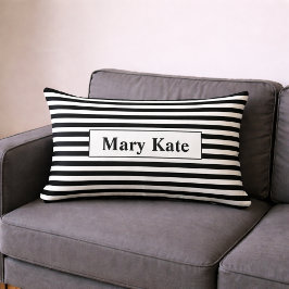 Anpassat namn, svart/vit Rand Lumbarkudde