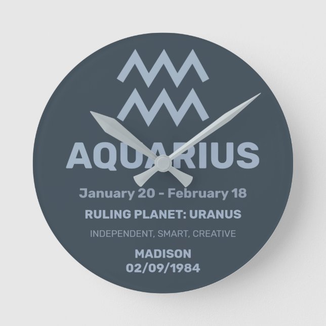 Anpassat namn/text Zodiac-tecken Aquarius Rund Klocka (Framsida)