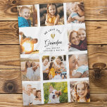 Anpassat namn Vi Kärlekar dig Grandpa Modern Photo Kökshandduk<br><div class="desc">Ge med hela ditt hjärta: En unik,  modern födelsedag eller helgdag för morfar: Den här minimalistiska eleganten Instagram-fotosamlingshandduken i köket kan skina dina foton - med ditt personliga meddelande och eget namn under ett skuggat,  tryckt guldhjärta.</div>