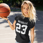 Anpassat namn: Womens Sport Jersey T-Shirt<br><div class="desc">Skapa din egen personlig fotbolls- T-shirt med eget namn och nummer. En coola anpassade sportskjorta,  det är en underbar gågata för kvinnor. Det här trendiget är kvinnlig sportkläder lämplig för all idrott,  inklusive fotboll,  fotboll,  volleyboll,  baseboll,  softball,  basket och hockey.</div>