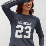 Anpassat namn: Womens Sport Jersey T-Shirt<br><div class="desc">Skapa din egen personlig fotbolls- T-shirt med eget namn och nummer. En coola anpassade sportskjorta,  det är en underbar gågata för kvinnor. Det här trendiget är kvinnlig sportkläder lämplig för all idrott,  inklusive fotboll,  fotboll,  volleyboll,  baseboll,  softball,  basket och hockey.</div>