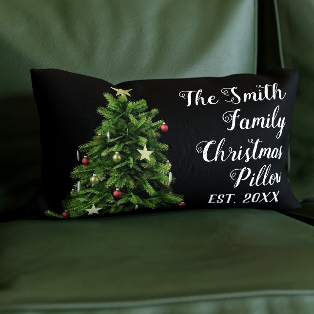 Anpassat namnår Est-familjens julklapp Lumbarkudde (Add your family name and year to this festive Christmas tree pillow)