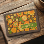 Anpassat namnblock för Blommönstret trendig återst<br><div class="desc">En fetstilt blommigt med färgfulla skuggor av guld, orange och grönt med ett roligt färg-block som lägger till ditt namn eller valfri text. Den galna blomman mönster har en mängd färg. Du kan lägga till namn, monogram eller annan anpassningsbar. Om du vill flytta runt bilden klickar du på knappen Anpassa...</div>