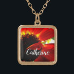 Anpassat namnskript för Red gebera-daisy Guldpläterat Halsband<br><div class="desc">En närbild av en sjudande daisy och gult med röd orange påminner om en varm sommardag. Slappna av och upplev glädjen med det här fotografiet när du bäror det här fantastiska, vackra fotografiet personlig namn charm halsband. Detta halsband finns i små, medelstora och stora storlekar, såväl som i kvadratiska och...</div>