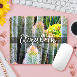 Anpassat namnskript för snyggt grönt fuzzy cacti-f musmatta<br><div class="desc">Den här grönten kommer den oskarpa orangen att få dig att drömma om soliga dagar och den fredliga atmosfären i en sommarträdgård när du användor det här fantastiska fotografiet, det egna namnet moussad. Gör en underbar gåva till någon speciell! Skriv bara i valfri namn och du kan enkelt anpassa det...</div>