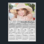 Anpassningsbar 2023 Fotokalender Silver Glitter<br><div class="desc">Den här personligen 2023 har magnetkalender med namn och fotomallar, Joy och Kärlek ordspråk och grått med giftigt silver-format. Klicka på "Anpassa den här mallen" och ladda upp fotot där för att få resultatet med samma snyggt ram-utseende kant runt bild. Det är en söt och praktisk presentidé för jul, nyår,...</div>