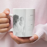 Anpassningsbar 2025 Hund Calendar Mugg med Family  Jumbo Mugg<br><div class="desc">Starta din dag med kärlek och minnen med den här anpassningsbarna 2025 hund kalendern mugg med ditt favoritfamiljefoto och älskade hund. Perfekt för föräldrar till sällskapsdjur och familjer. personlig mugg visar en elegant fullt-årskalender vid sidan av ett omhuldat familjefoto. En tänksam keepé eller gåva, kombinerar praktisk och sentimentalisk handling, skapar...</div>