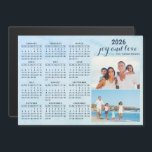 Anpassningsbar 2026 Calendar Magnet Two Photo Coll<br><div class="desc">Skapa din egen 2026-magnetiska fotokalender med två egna bilder mot ljusblå bakgrund. Det är en unik nyckelfråga för familj,  vänner,  arbetskamrater,  kolleger inför jul,  nyår eller tillfälle.</div>