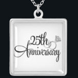Anpassningsbar 25-årsdagen Silver Necklace Silverpläterat Halsband<br><div class="desc">Anpassningsbarnas 25-årsjubileum har ord 25-årsjubileet och en uppsättning silver bröllop ringar. Perfektens gåva till en fru på 25 år.</div>