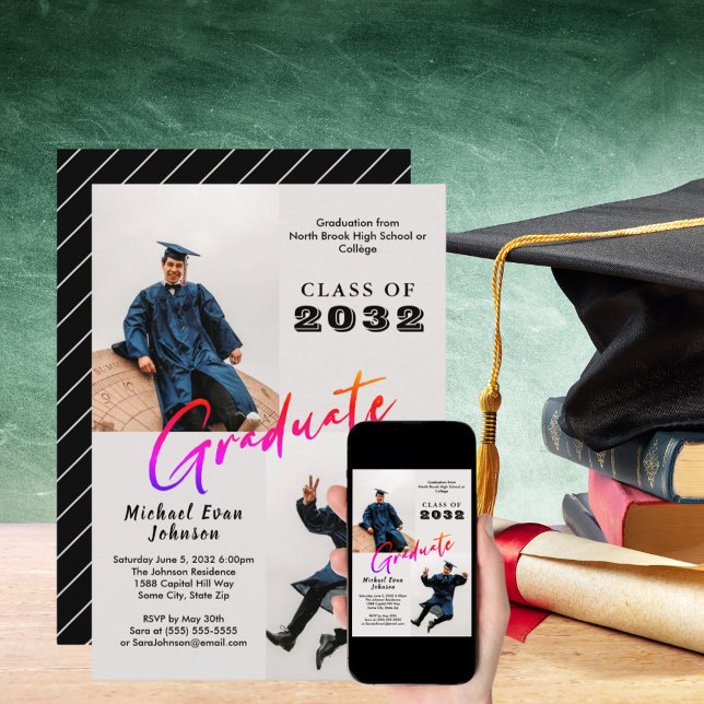 Anpassningsbar 2 Svart Student-foto-strimlad klass Inbjudningar (Custom 2 Photo Black Striped Graduate Class 20XX Invitation)