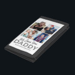 Anpassningsbar 4 Fotokollage Pappa<br><div class="desc">Personlig fars dag plånbok med fyra kvadratfamiljers bilder,  ord "vi kärlek er pappa" och ungarna namn.</div>