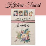 Anpassningsbar 4 fotot barnbarn blommigt rosa  kökshandduk<br><div class="desc">Köket med den här charmerande blommigten handduken från Zazzle! Med fyra fotofack för att visa dina favoritbarnbarn är det ett hjärtslitande tillskott till vilket hem som helst. Den glada utformningen accentueras av frasen "Livet är bättre med Barnbarn" i elegantens svarta text. Perfekt för torkning eller personlig beröring till din dekoration....</div>