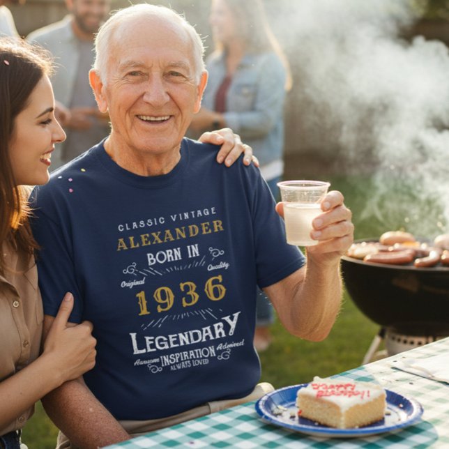 Anpassningsbar 90:e Birthday T-Shirt - Född 1936 L (90th birthday blue t-shirt worn at a BBQ)