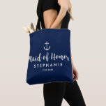 Anpassningsbar Anchor för Nautisk Bröllop Maid of  Tygkasse<br><div class="desc">Överraska Maid of honor med den här personligen till väskan med en nautisk design med en vit ankare inställd mot en marin bakgrund. Anpassa genom att lägga till hennes namn och ditt bröllop-datum. En underbar storlek för bröllop: kläder, skor, snacks, vatten etc. från extra. Perfekten går till påsen för ett...</div>