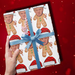 Anpassningsbar Ansikte Photo Gingertea Funny Trump Presentpapper<br><div class="desc">Anpassningsbar Ansikte Photo Gingertea Funny Trump Julafton , Byt ut ansikte i detta Gingerbröd med ditt favoritfoto (se till att du har skörd så mycket till ansikte som möjligt och använda en app för att ta bort bakgrunden) och anpassa denna roliga julklapp Helgdag med din unge, Papprare eller pojkvän på...</div>