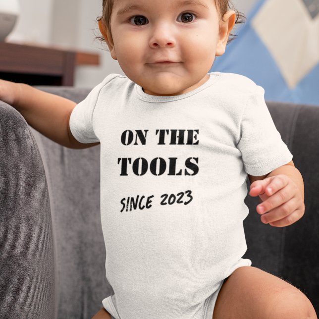 Anpassningsbar År på Verktyg T Shirt (Skapare uppladdad)