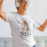 Anpassningsbar Arch Photo Proud Nana från 2025 Stu T Shirt<br><div class="desc">Anpassningsbar Arch Photo Proud Nana från 2025 Student. Särskilt för nana eller förändring som du önskar av nyutexaminerat studenter till bära med pride. Din grads foto är inom en båge och det stora året med fet stil, med student namn och high school. Anpassa texten efter behov och byt ut fotot...</div>