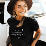 Anpassningsbar Årets Vintage 40 Coolor på födelsed T Shirt<br><div class="desc">Vintagens Anpassningsbar Årets 40 födelsedag eller Coolans årsdag T-Shirt med Elegant Boho Script Typography är perfektens sätt att fira en milstolpe-händelse. Den här T-shirt-skjortan har en klassisk och tidlös vintage med elegant boho-skripttypografi som ger en något sofistikerad bild av hela utseendet. T-tröjan är anpassade med vilket år du vill, skapar...</div>