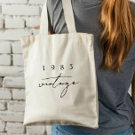 Anpassningsbar Årets Vintage 40 Coolor på födelsed Tygkasse<br><div class="desc">Vintagens Anpassningsbar Årets 40 födelsedag eller Coolans årsdag i väskan med Elegant Boho Script Typography är perfektens sätt att fira en milstolpe-händelse. Den här texten har en klassisk och tidlös vintage med elegant boho-skripttypografi som ger en något sofistikerad bild av hela utseendet. Tatecknet är anpassade med vilket år du vill,...</div>