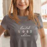 Anpassningsbar Årets Vintage 40:e Begränsada utgåv T Shirt<br><div class="desc">Vintagen i Anpassningsbarna 40:e födelsedagen Begränsad Edition T-shirt är perfektens sätt att fira en milstolpe-födelsedag i stil. Den här begränsada utgåvan T-shirt har en klassisk och tidlös vintage med ett fet och framträdande år som du väljer att visa på framsidan i Groovy boho brev. Oavsett om du är tittar för...</div>