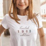 Anpassningsbar Årets Vintage 40:e Begränsada utgåv T Shirt<br><div class="desc">Vintagen i Anpassningsbarna 40:e födelsedagen Begränsad Edition T-shirt är perfektens sätt att fira en milstolpe-födelsedag i stil. Den här begränsada utgåvan T-shirt har en klassisk och tidlös vintage med ett fet och framträdande år som du väljer att visa på framsidan i Groovy boho brev. Oavsett om du är tittar för...</div>