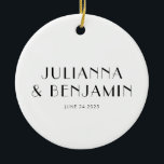 Anpassningsbar Art Deco Black White Newlyged Namn  Julgransprydnad Keramik<br><div class="desc">Fira tidlös kärlek med den här anpassningsbarna keramiska prydnadsföremål som har en minimalistisk och elegant vit Art Deco-design, personlig med dina bröllop-detaljer. Perfekt för nyfödda eller som en tänkbar gåva ger den här prydnadsförevändningen en aning klassisk sofistikering till helgdag dekoration. Dess eleganta och snyggt-design gör det till en varaktig nyckeltanke...</div>