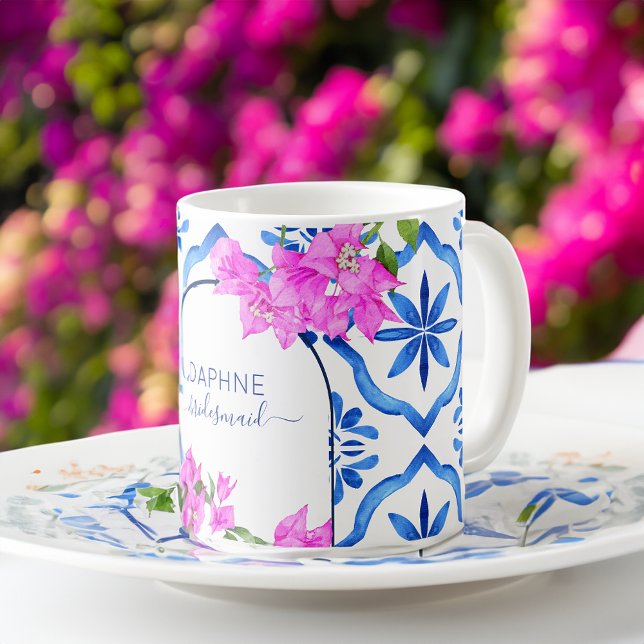 Anpassningsbar av blåplattor i Bridesmaid Kaffemugg (Bridesmaid gifts blue tiles bougainvilleas custom coffee mug personalized name mug bridal party favo)