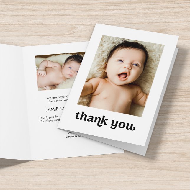 Anpassningsbar av enkel typografi, bild baby tack kort (Simple baby thank you folded photo card.)