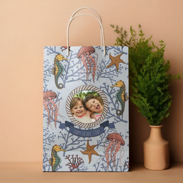 Anpassningsbar av fotot och text i Light Blue Seah (Hand-drawn Seahorse, Jellyfish, Starfish & Coral Navy Blue Gift Bag for Him. Editable Text and Photo)