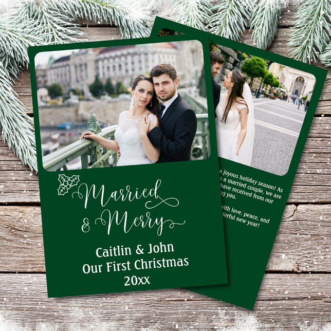 Anpassningsbar av gift Merry Newlyweds Grönt 1:a j Julkort (Married & Merry, Our First Christmas custom green greeting card with two photos, modern typography.
)