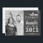 Anpassningsbar av Helgdag Chalkboard-julkort -  Julkort<br><div class="desc">Julkort för Helgdag av kalkskivor i Anpassningsbarna Fotomärkta kort. De vackra och klassbara helgdag är underbara för all din julklapp. Lägg till ditt familjefoto på sidan och anpassa texten för perfekten hälsning. Svarta och vita i färg och åh roligt med olika typografi.</div>
