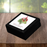 Anpassningsbar av julfärgen Greenery Minnesask<br><div class="desc">Fira säsongen med en presentlåda för keepsaké i God jul som innehåller röda hullbär, elegant grey och en tidlös vinter-illustration av vattenfärgen. Designat i ett enkelt minimalistiskt stil med snyggt typografi, utesluter den här klassiska helgdag en traditionell charm. Anpassa den med din familj namn för en klok och tankfull beröring....</div>