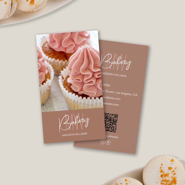 Anpassningsbar av Logotyp i bakery Monogram Photo  Visitkort (Bakery Monogram Logo Custom Photo QR Brown Business Card)