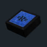 Anpassningsbar av monogramnyckelruta gjord för hon minnesask<br><div class="desc">Monogram Keepébox-Anpassningsbar för honom. Ge är en gåva att minnas. Lägg bara till initialer,  namn och datum. Det här är verkligen en minnesvärd gåva för födelsedagar,  årsdagar,  helgdag och annat. Den här designen är i en snygg,  djupblått gips avslutat bakgrund skapat av en högkvalificerad,  auktoriserad Venetian Plaster Artisan.</div>