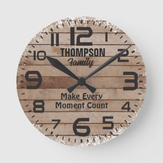 Anpassningsbar av Rustic Weasted Wood Family Quote Rund Klocka
