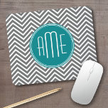 Anpassningsbar av Teal Charcol Chevrons Musmatta<br><div class="desc">Blå och Grått - En djärv konst deco mönster i färsk,  glad färg. Om du behöver justera monogrammen klickar du på knappen Anpassa och gör ändringar.</div>