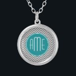 Anpassningsbar av Teal Charcol Chevrons Silverpläterat Halsband<br><div class="desc">Blå och Grått - En djärv konst deco mönster i färsk,  glad färg. Om du behöver justera monogrammen klickar du på knappen Anpassa och gör ändringar.</div>