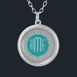 Anpassningsbar av Teal Charcol Chevrons Silverpläterat Halsband<br><div class="desc">Blå och Grått - En djärv konst deco mönster i färsk,  glad färg. Om du behöver justera monogrammen klickar du på knappen Anpassa och gör ändringar.</div>