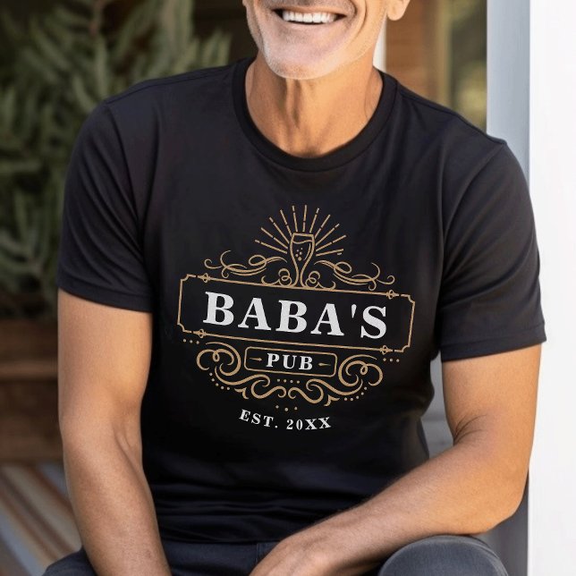 Anpassningsbar Babas Pub Home Pub-år, inrättat T Shirt (Skapare uppladdad)