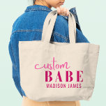 Anpassningsbar Babe Funny som säger Personlig Namn Jumbo Tygkasse<br><div class="desc">Anpassningsbarna Babe Funny Sayed Personlig Namn Tote bags har en enkel design med texten "anpassningsbar babe" i det moderna kalligrafiskriptet för rosa typografi och personlig med ditt namn. Perfekt för en roligt för mamma,  bästa vänner,  flickvän,  födelsedag,  jul,  helgdagar,  Mors dag med mera. Designad av Evco Studio www.zazzle.com/store/evcostudio</div>