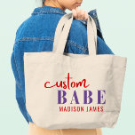 Anpassningsbar Babe Funny som säger Personlig Namn Jumbo Tygkasse<br><div class="desc">Anpassningsbar Babe Funny Sayed Personlig Namn Tote bags har en enkel design med texten "anpassningsbar babe" i modern lila och rödfärgad kalligrafi-skript typografi och personlig med ditt namn. Perfekt för en roligt för mamma,  bästa vänner,  flickvän,  födelsedag,  jul,  helgdagar,  Mors dag med mera. Designad av Evco Studio www.zazzle.com/store/evcostudio</div>