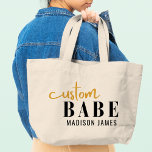 Anpassningsbar Babe Funny som säger Personlig Namn Jumbo Tygkasse<br><div class="desc">Anpassningsbar Babe Funny Sayed Personlig Namn Tote bags har en enkel design med texten "anpassningsbar babe" i modern calligraphy script typography and personlig with your name. Perfekt för en roligt för mamma,  bästa vänner,  flickvän,  födelsedag,  jul,  helgdagar,  Mors dag med mera. Designad av Evco Studio www.zazzle.com/store/evcostudio</div>