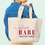 Anpassningsbar Babe Funny som säger Personlig Namn Jumbo Tygkasse<br><div class="desc">Anpassningsbarna Babe Funny Sayed Personlig Namn Tote bags har en enkel design med texten "anpassningsbar babe" i det moderna kalligrafiskriptet för rosa typografi och personlig med ditt namn. Perfekt för en roligt för mamma,  bästa vänner,  flickvän,  födelsedag,  jul,  helgdagar,  Mors dag med mera. Designad av Evco Studio www.zazzle.com/store/evcostudio</div>