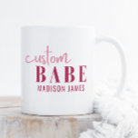 Anpassningsbar Babe Funny som säger Personlig Namn Kaffemugg<br><div class="desc">Anpassningsbarna Babe Funny Say Personlig Namn har en enkel design med texten "anpassningsbar babe" i det moderna kalligrafiskriptet för rosa typografi och personlig med ditt namn. Perfekt för en roligt för mamma,  bästa vänner,  flickvän,  födelsedag,  jul,  helgdagar,  Mors dag med mera. Designad av Evco Studio www.zazzle.com/store/evcostudio</div>