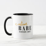 Anpassningsbar Babe Funny som säger Personlig Namn Mugg<br><div class="desc">Anpassningsbarna Babe Funny Sayed Personlig Namn har en enkel design med texten "anpassningsbar babe" i det moderna kalligrafiskriptet svart och guld,  typografi och personlig med ditt namn. Perfekt för en roligt för mamma,  bästa vänner,  flickvän,  födelsedag,  jul,  helgdagar,  Mors dag med mera. Designad av Evco Studio www.zazzle.com/store/evcostudio</div>