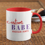 Anpassningsbar Babe Funny som säger Personlig Namn Mugg<br><div class="desc">Anpassningsbarna Babe Funny Say Personlig Namn har en enkel design med texten "anpassningsbar babe" i det moderna kalligrafiskriptet röd och lila typografi och personlig med ditt namn. Perfekt för en roligt för mamma,  bästa vänner,  flickvän,  födelsedag,  jul,  helgdagar,  Mors dag med mera. Designad av Evco Studio www.zazzle.com/store/evcostudio</div>