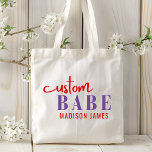 Anpassningsbar Babe Funny som säger Personlig Namn Tygkasse<br><div class="desc">Anpassningsbar Babe Funny Sayed Personlig Namn Tote bags har en enkel design med texten "anpassningsbar babe" i modern lila och rödfärgad kalligrafi-skript typografi och personlig med ditt namn. Perfekt för en roligt för mamma,  bästa vänner,  flickvän,  födelsedag,  jul,  helgdagar,  Mors dag med mera. Designad av Evco Studio www.zazzle.com/store/evcostudio</div>