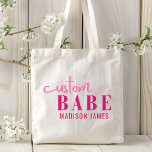 Anpassningsbar Babe Funny som säger Personlig Namn Tygkasse<br><div class="desc">Anpassningsbarna Babe Funny Sayed Personlig Namn Tote bags har en enkel design med texten "anpassningsbar babe" i det moderna kalligrafiskriptet för rosa typografi och personlig med ditt namn. Perfekt för en roligt för mamma,  bästa vänner,  flickvän,  födelsedag,  jul,  helgdagar,  Mors dag med mera. Designad av Evco Studio www.zazzle.com/store/evcostudio</div>