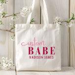 Anpassningsbar Babe Funny som säger Personlig Namn Tygkasse<br><div class="desc">Anpassningsbarna Babe Funny Sayed Personlig Namn Tote bags har en enkel design med texten "anpassningsbar babe" i det moderna kalligrafiskriptet för rosa typografi och personlig med ditt namn. Perfekt för en roligt för mamma,  bästa vänner,  flickvän,  födelsedag,  jul,  helgdagar,  Mors dag med mera. Designad av Evco Studio www.zazzle.com/store/evcostudio</div>