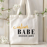 Anpassningsbar Babe Funny som säger Personlig Namn Tygkasse<br><div class="desc">Anpassningsbar Babe Funny Sayed Personlig Namn Tote bags har en enkel design med texten "anpassningsbar babe" i modern calligraphy script typography and personlig with your name. Perfekt för en roligt för mamma,  bästa vänner,  flickvän,  födelsedag,  jul,  helgdagar,  Mors dag med mera. Designad av Evco Studio www.zazzle.com/store/evcostudio</div>